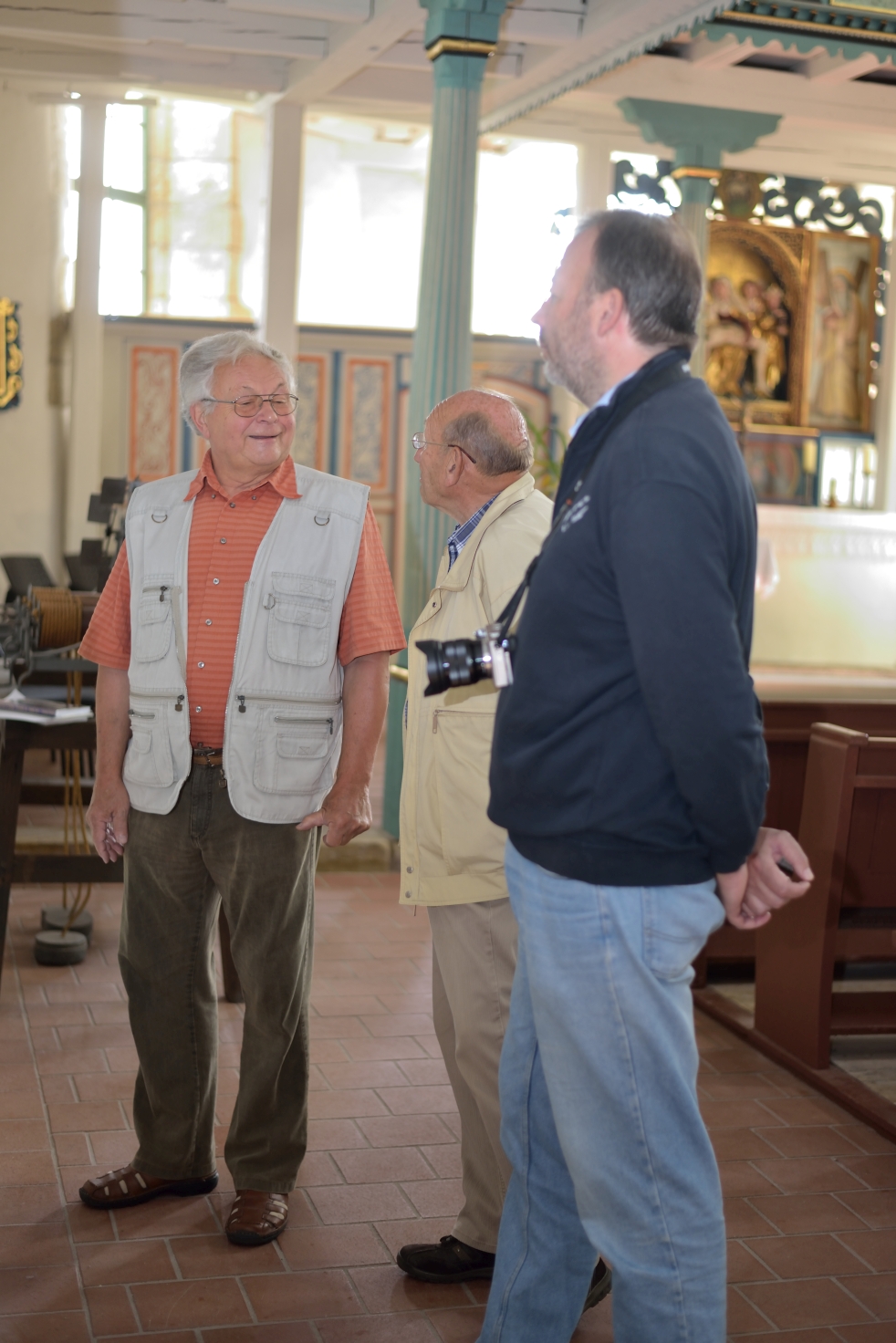 Herr Ritter im Gespräch über die Geschichte dieser Kirche